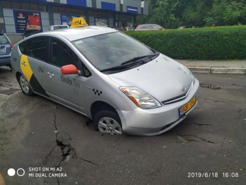 Машина Yandex Taxi эффектно провалилась колесом под асфальт рядом с магазином Fidesco на Ботанике