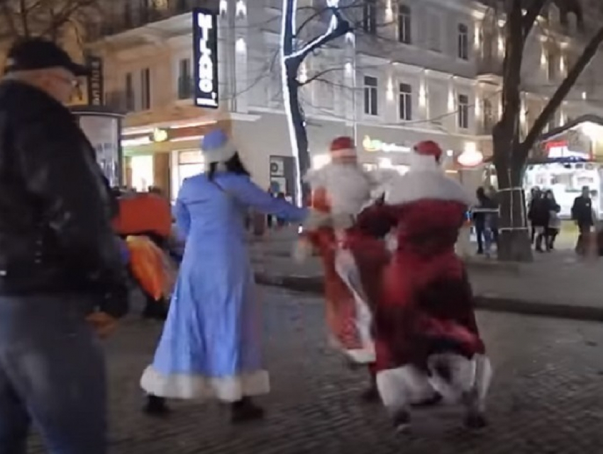 В Одессе бойцовые Деды Морозы устроили массовую драку под елкой