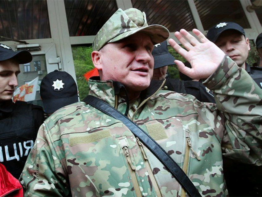 Националисты в Киеве в эти минуты начали радикальную акцию по сносу памятника Ватутину