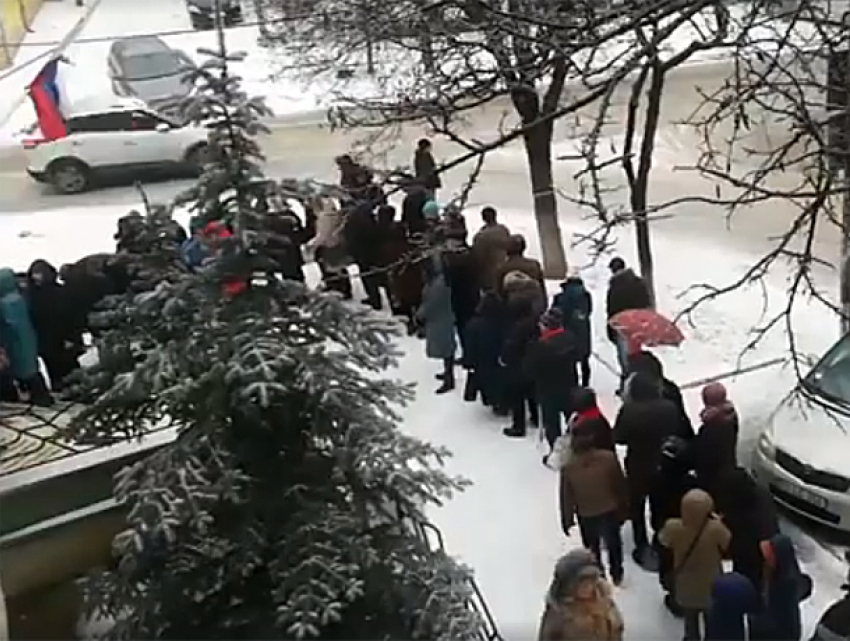 Огромная очередь желающих проголосовать на выборах президента России выстроилась в Кишиневе 