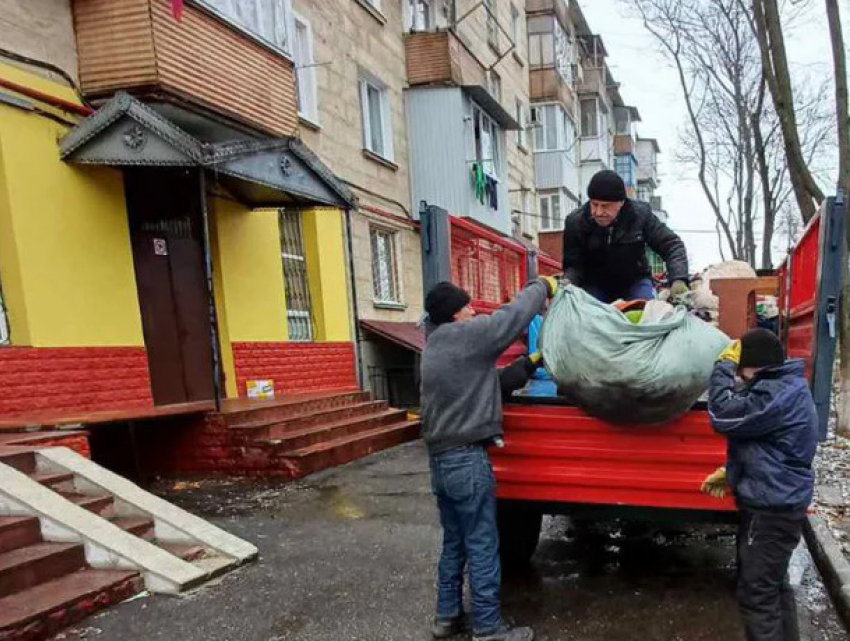 Житель столицы превратил свою квартиру в зловонную свалку