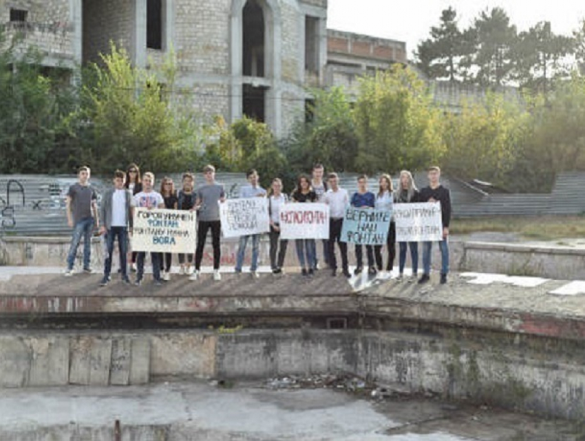 «Молодая гвардия» вместе с кишиневцами почистили фонтан на Ботанике