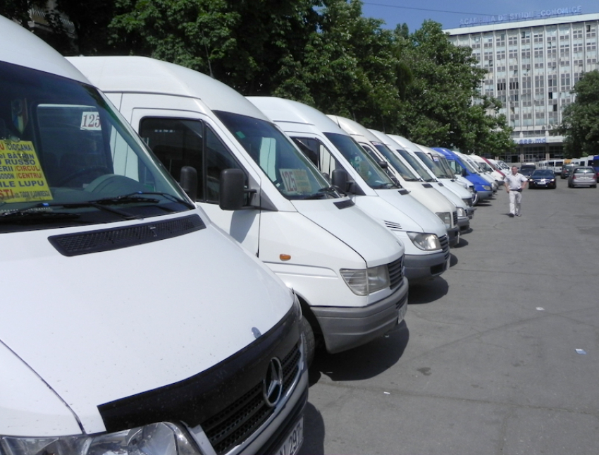 Примэрия Кишинева аннулирует один маршрут микроавтобуса и меняет еще один