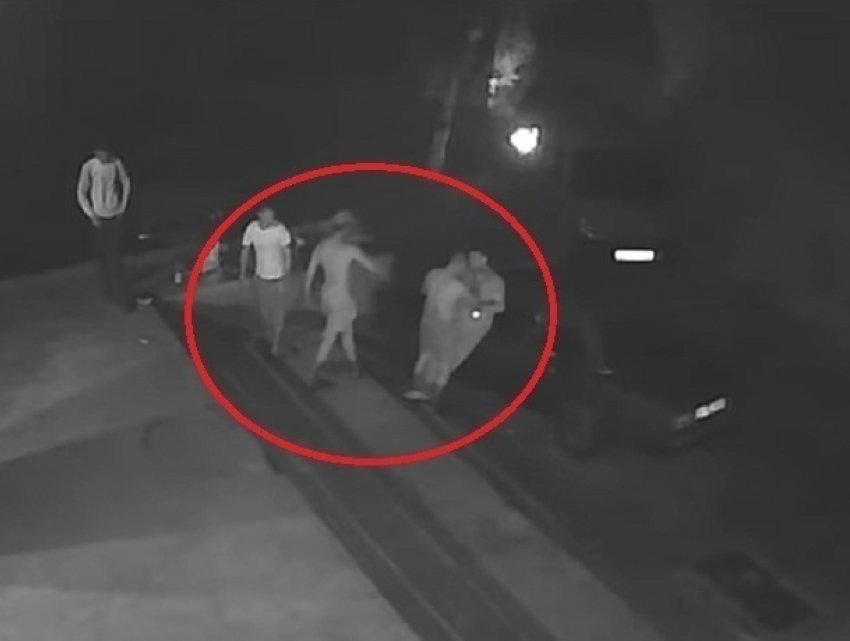 Разъяренный мужчина зарезал бывшего одноклассника перед видеокамерой