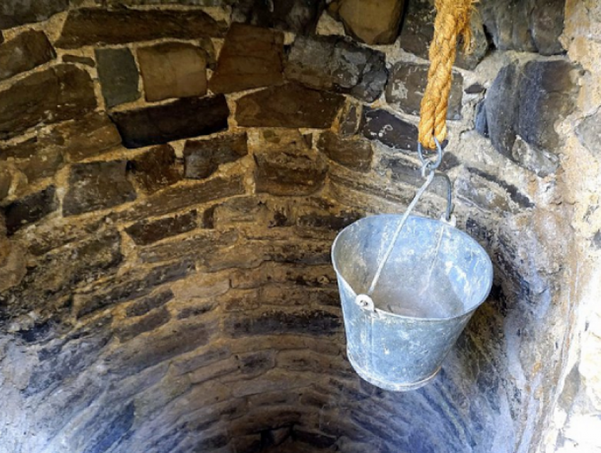 Трагедия в Единецком районе – молодая мать с ребенком погибли после падения в колодец