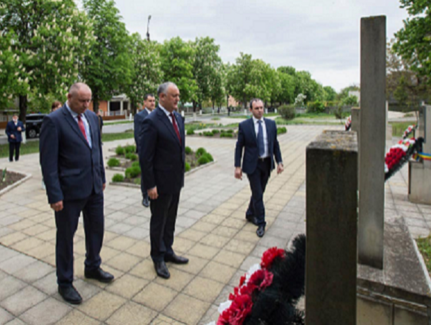 Глава государства посетил мемориал в Фэлештах и возложил цветы