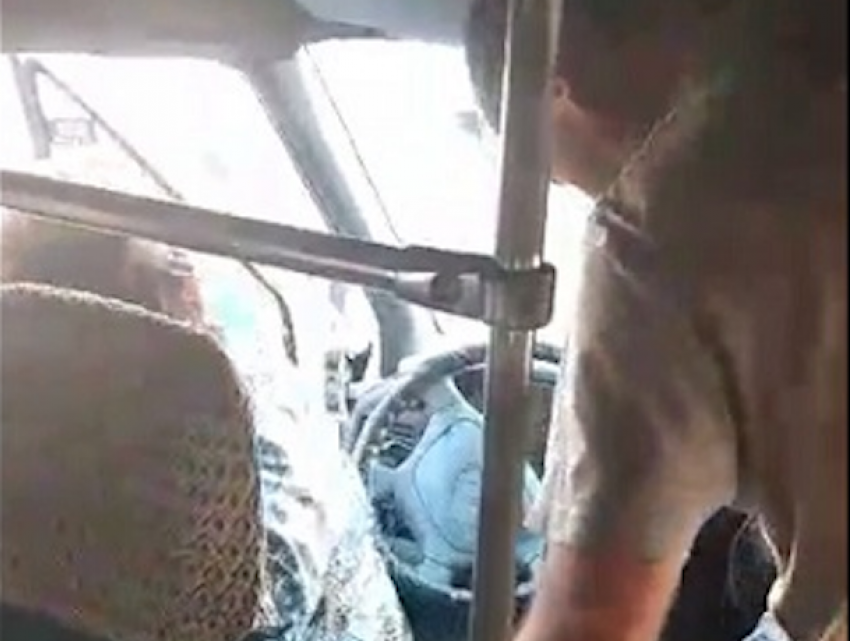 Пассажирам пришлось держать дверь во время поездки на разваливающейся маршрутке в Кишиневе