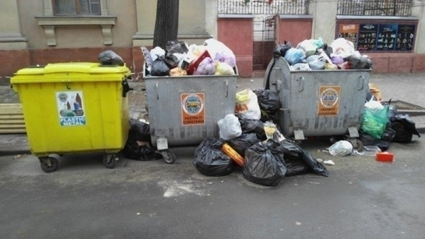 На некоторых улицах столицы уже два дня не вывозят мусор 