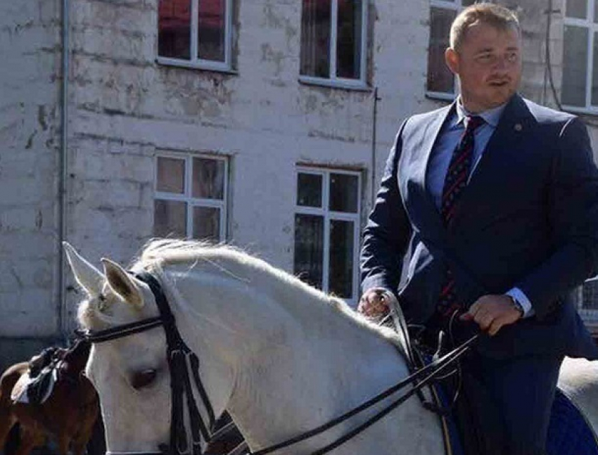 Гарцующий на белом коне руководитель полиции  стал объектом обожания женщин Кишинева