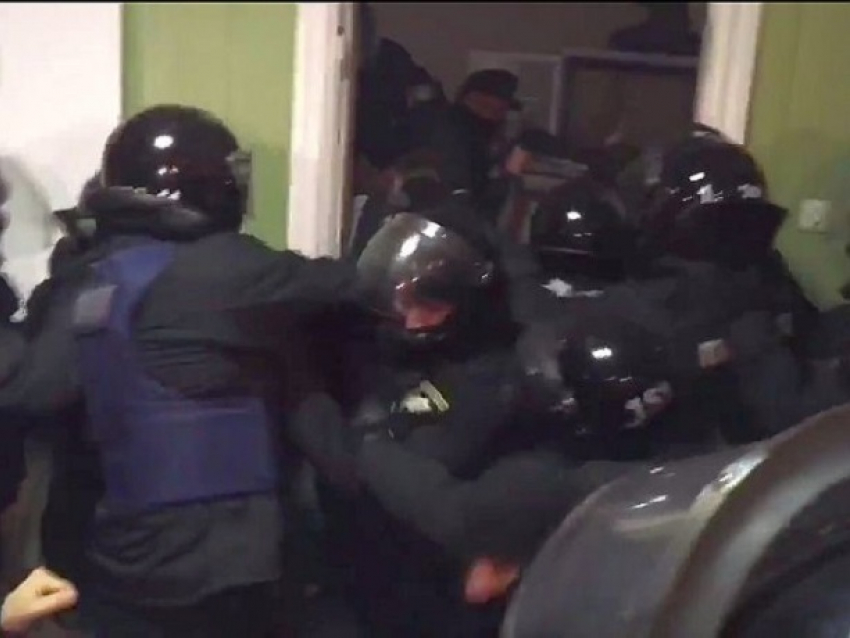 Гремят взрывы: штурм полицией захваченного националистами суда в Киеве сняли на видео