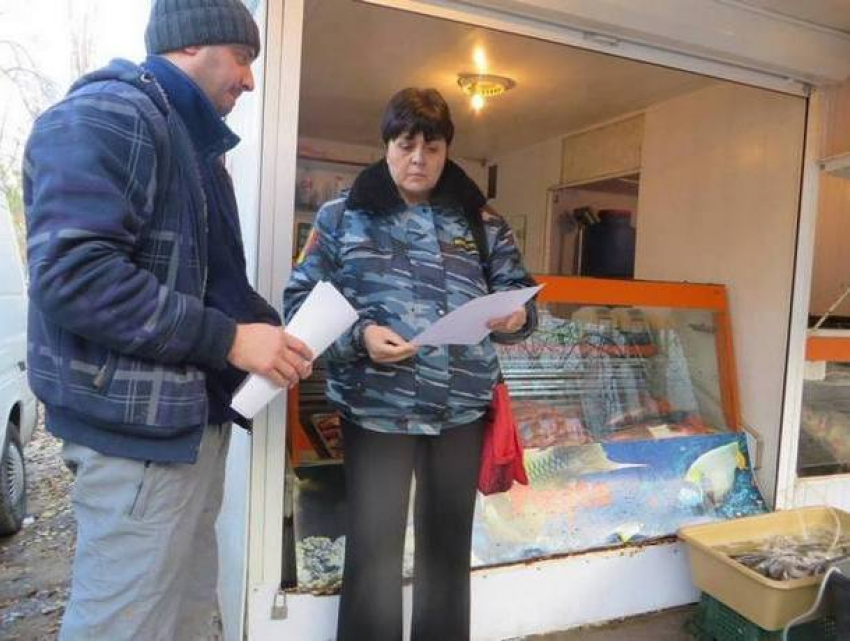 Продажа живой рыбы на обочине дороги в Кишиневе стала наказуемой для реализаторов