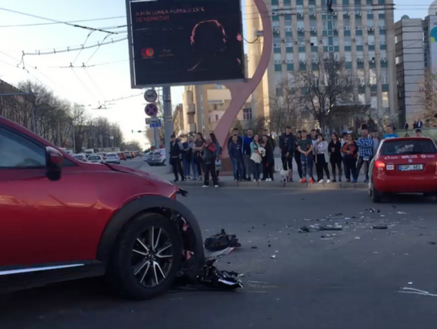 Жесткое столкновение автомобилей на оживленном перекрёстке в Кишиневе попало на видео