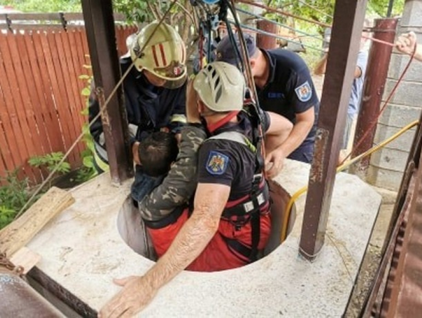 Два человека застряли в 18-метровом колодце в Оргееве: пришлось вызывать спасателей