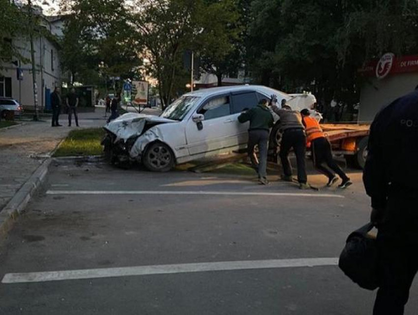 В Унгенах люди чудом избежали гибели после того, как невнимательный таксист спровоцировал ДТП