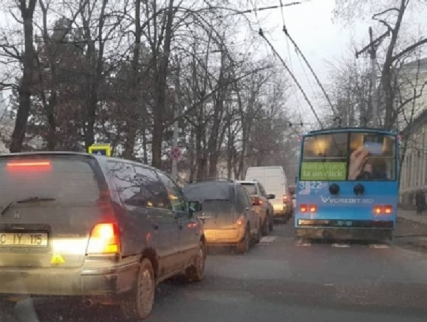 В Кишиневе подготовка к Рождественской ярмарке и ремонт дороги вызвали дополнительные пробки