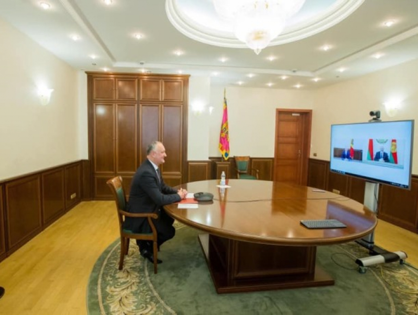 Проблематику коронавируса и 75-летие Победы обсудили Додон и Лукашенко