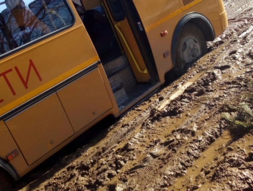 На юге Молдовы школьный автобус застрял в «болоте»