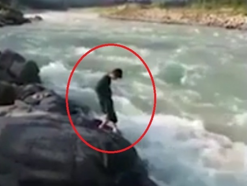Гибель юноши, который пытался доказать, что не боится воды, сняли на видео