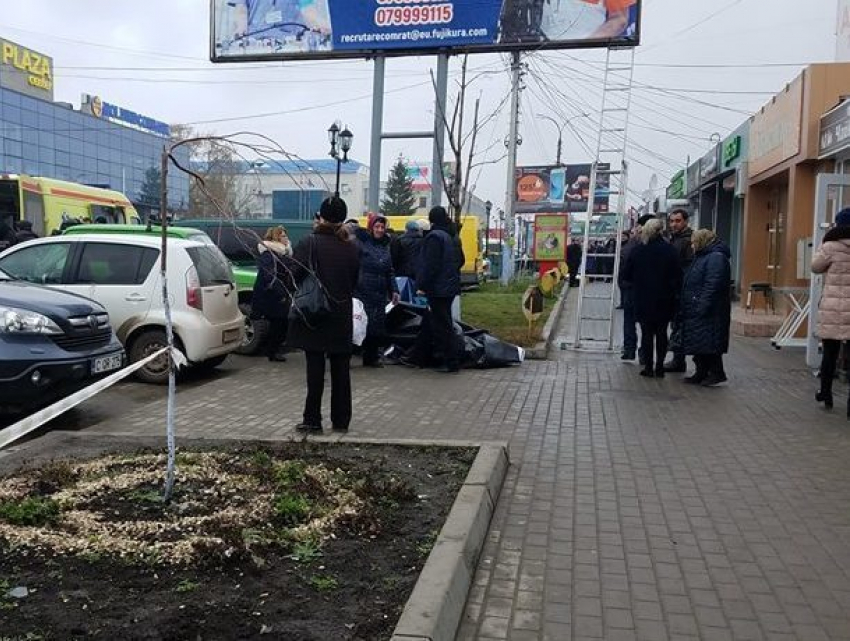 Молодой мужчина сорвался с высоты при замене рекламного баннера в Комрате 