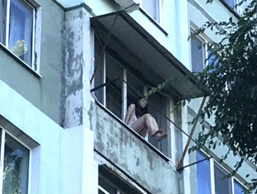Девушка попыталась выброситься с балкона 7-го этажа на Ботанике из-за неразделенной любви
