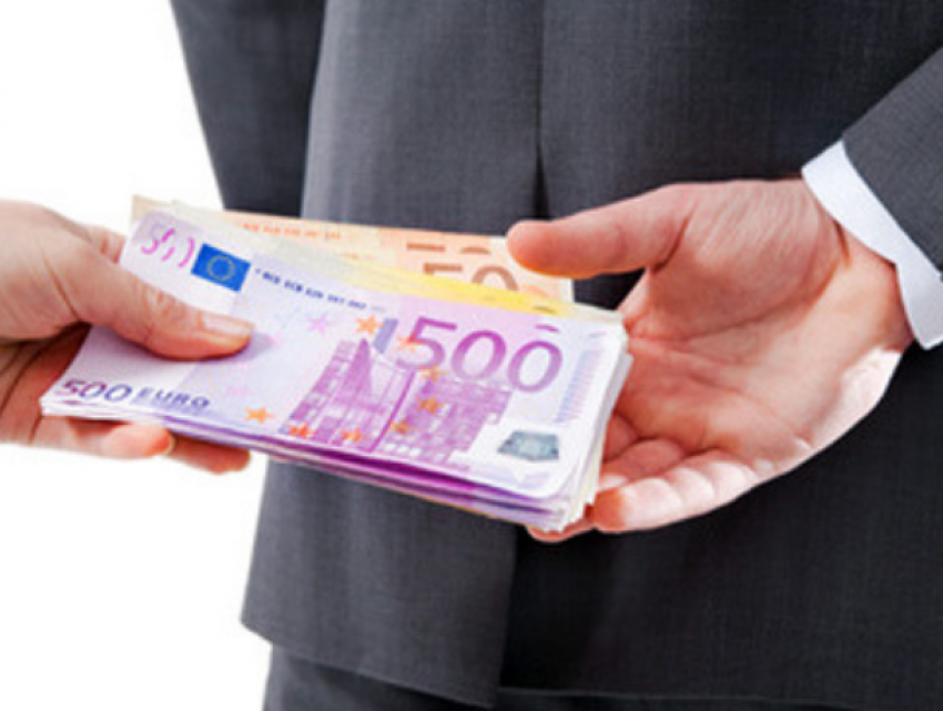 Взятку в 10 000 евро потребовали за исключение гражданина из числа разыскиваемых