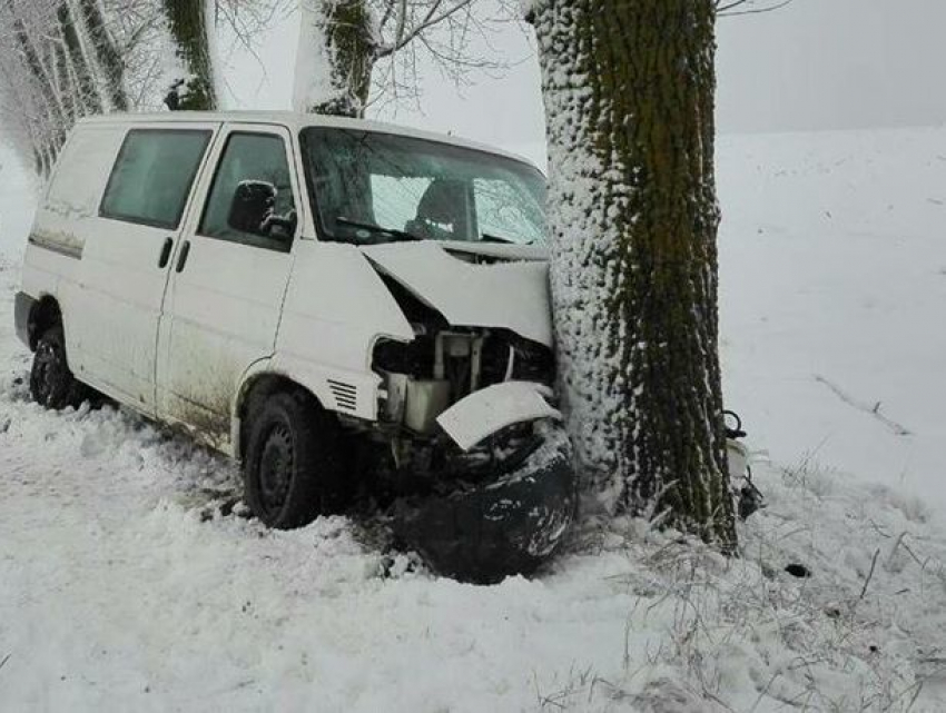 Четыре человека пострадали в аварии на заснеженной трассе в Фалештском районе