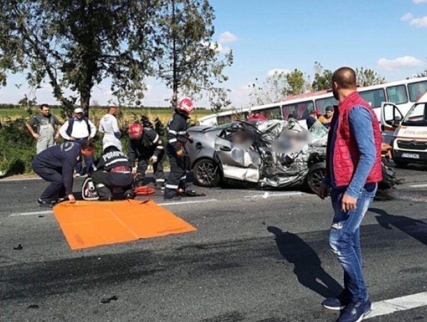 Три человека погибли и один впал в кому при столкновении автобуса и легковушки в Констанце