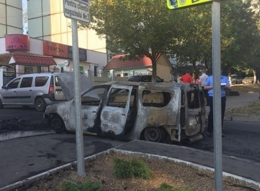 На Чеканах рано утром сгорел автомобиль