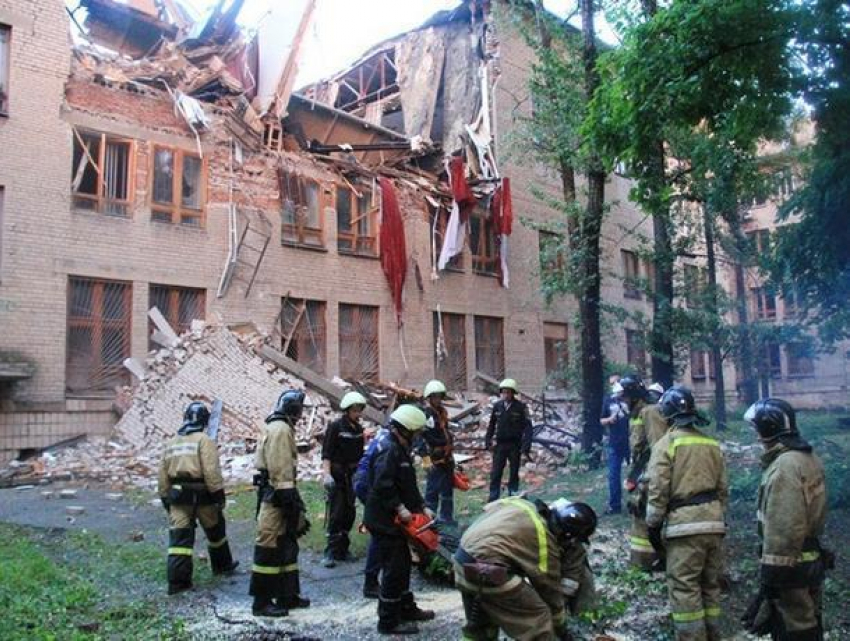 Теракт и удар стихии: две версии обрушения здания университета в Донецке 