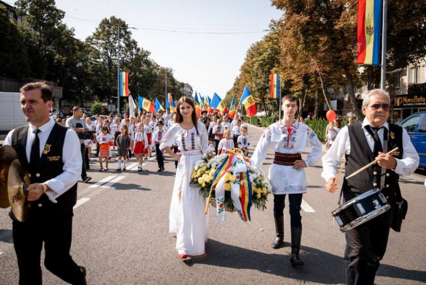 День независимости отмечается в Оргееве с размахом, маршем, музыкой и хорошим настроением. Всем предлагается сказать: Молдова, я люблю тебя!