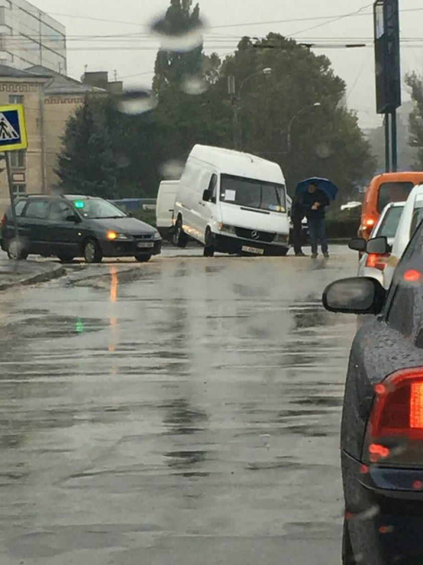 На Буюканах микроавтобус угодил колесом в яму на дороге