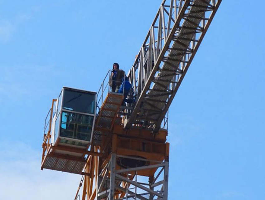 Не пустили к тете в больницу: рабочий пригрозил спрыгнуть со строительного крана в Кишиневе 