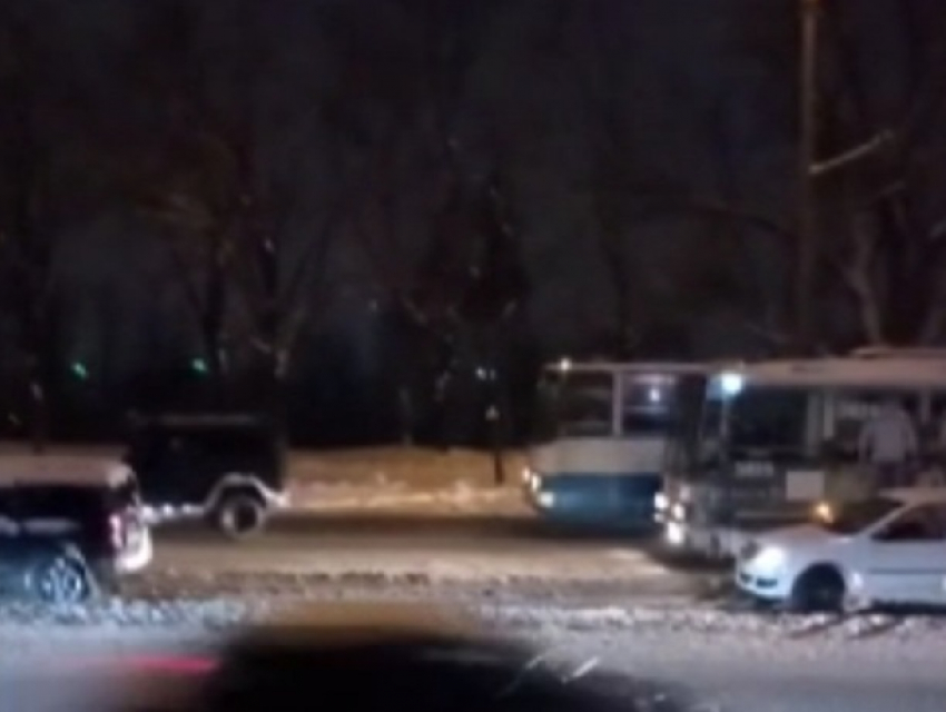 Внедорожник, буксирующий пассажирский автобус на улице Кишинева, попал на видео 