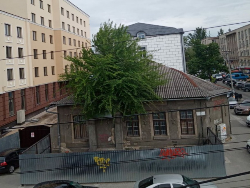 В центре Кишинева историческое здание намеренно превращают в руины?