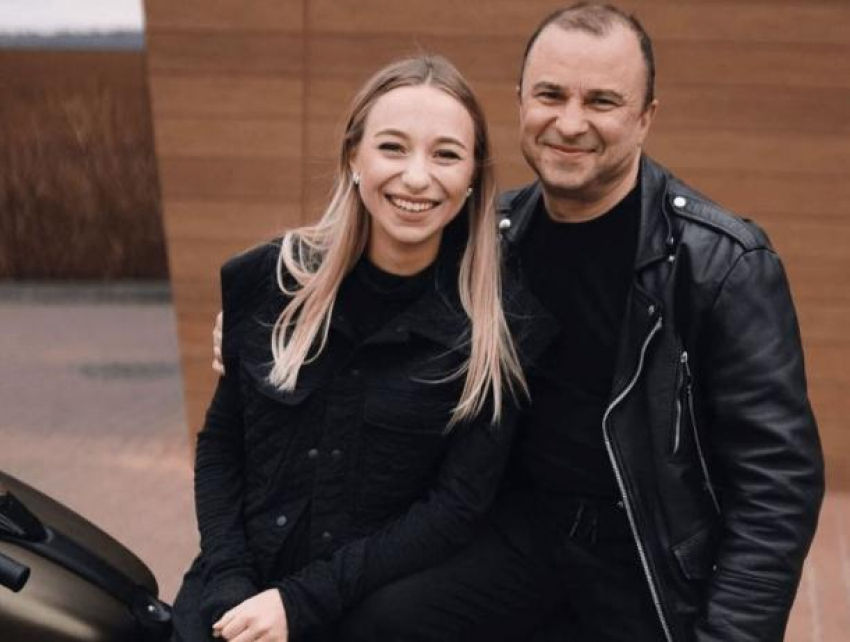 «Я зла на Молдову». Жена украинского артиста заплатила за парковку в аэропорту Кишинева больше 600 долларов