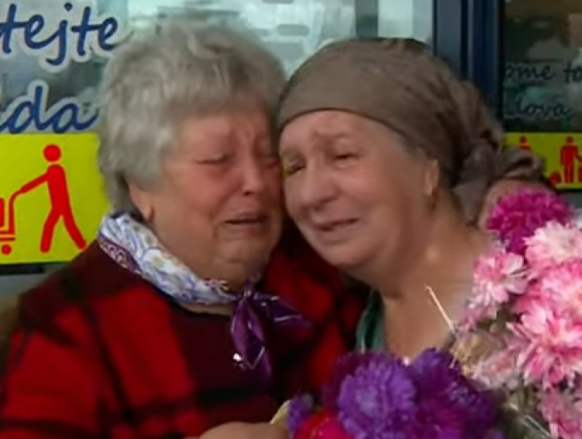 Не смогли сдержать слез – две сестры встретились после 40 лет разлуки 