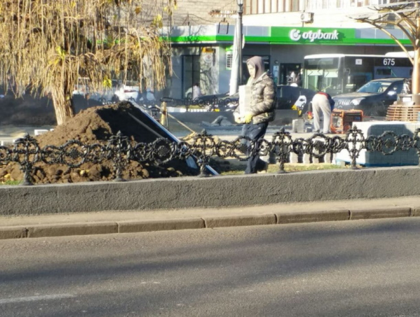 Проспект Виеру в Кишиневе реставрируют силами подростков?