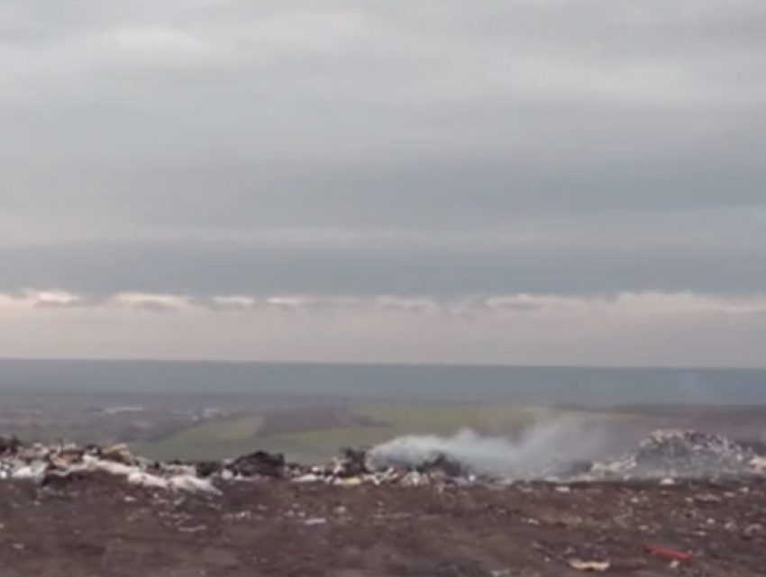 Тараклия задыхается от смога и неприятного запаха: горит мусорная свалка