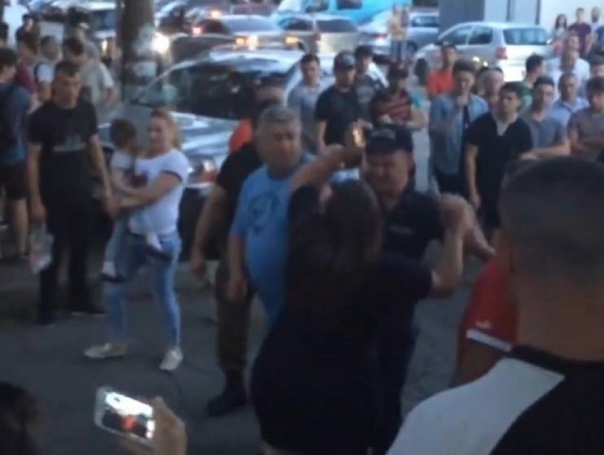Масштабную драку с полицией беременных и мам с детьми в Кишиневе сняли на видео