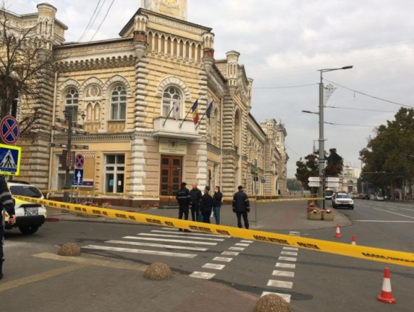 Поступило сообщение о бомбах в зданиях примэрии Кишинева и посольства Украины