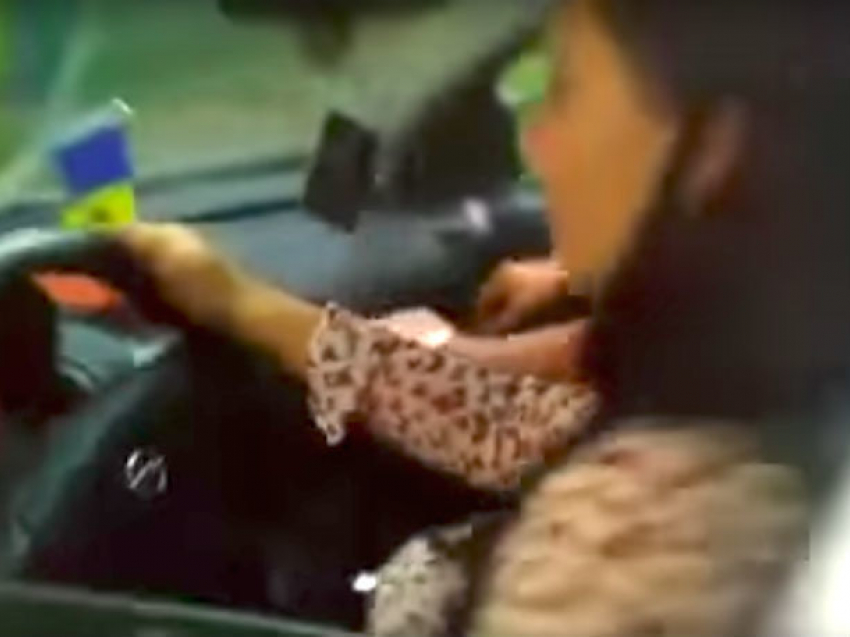 Глубоко беременная автохамка в парке Кишинева попала на видео и возмутила горожан