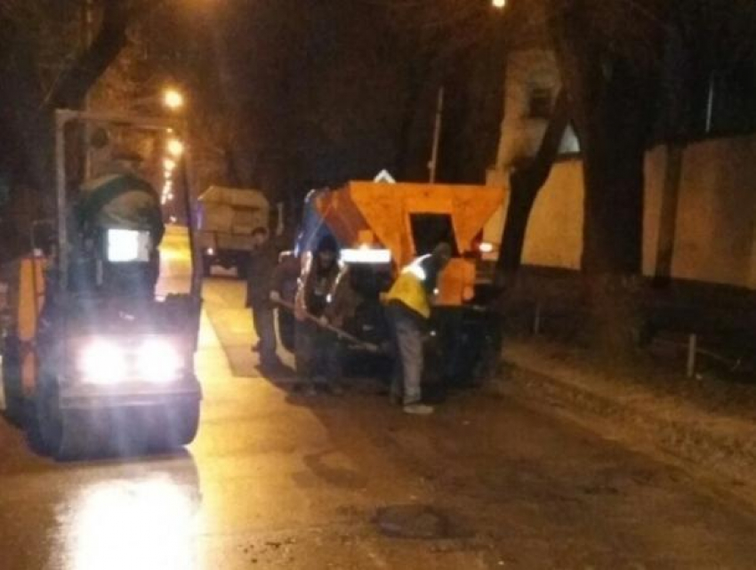 Накануне ночью в столице начали заделывать ямы на дорогах