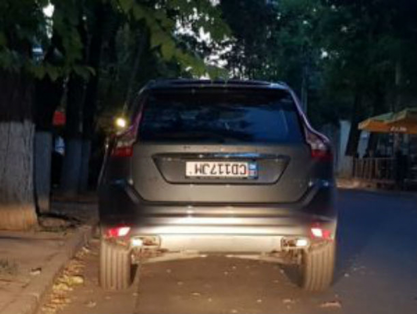 Volvo с перевернутыми номерными знаками удивил жителей Кишинева