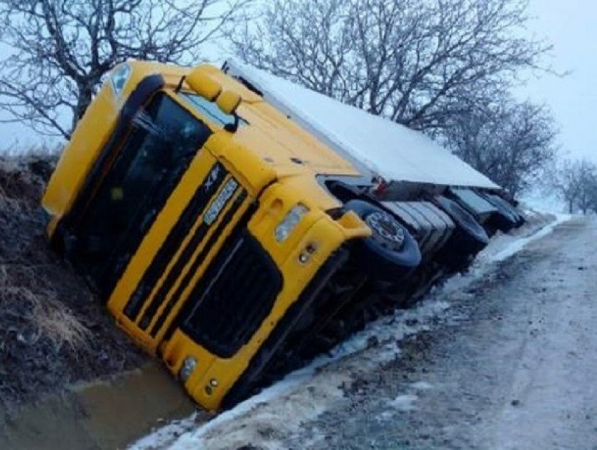 В Молдове разрешили движение грузовиков после страшного гололеда