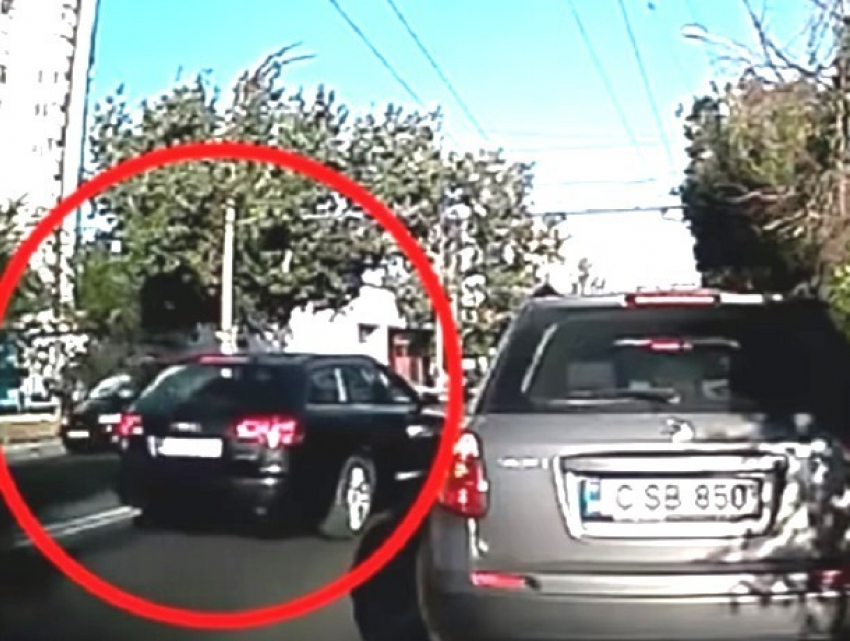 Сбитый автомобилем молодой человек перевернулся в воздухе и попал на видеорегистратор в Кишиневе