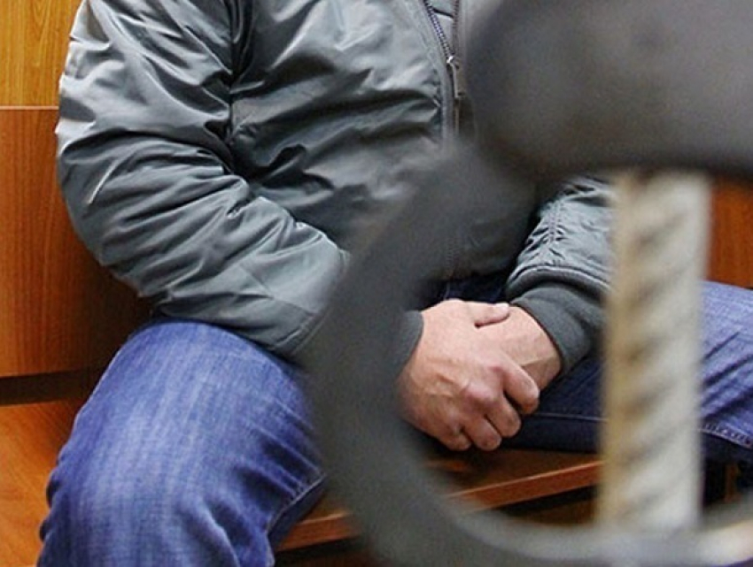 В Бессарабке мужчина бегал по улицам и пытался  насиловать школьниц