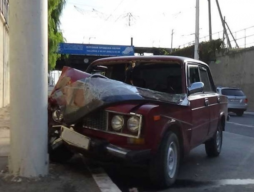 «Жара довела»: машина с 2-летним малышом врезалась в столб в Бендерах
