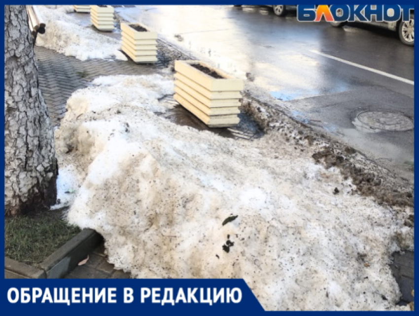 Центр Кишинева после Нового года - одна сплошная куча грязного снега