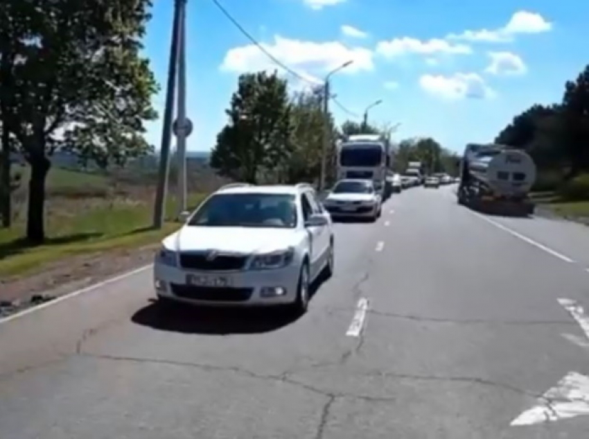 Сотни автомобилей выезжают из Приднестровья в Молдову