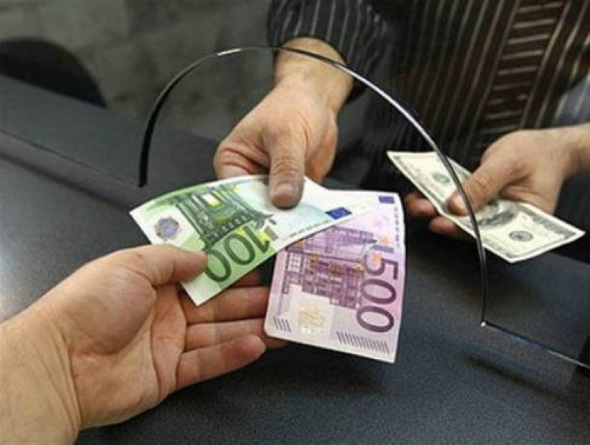 Евро и доллар пошли в атаку на лей: курс валют на понедельник